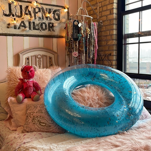 Juicy Couture glitter blow up pool raft and back pack store display - Picture 4 of 13